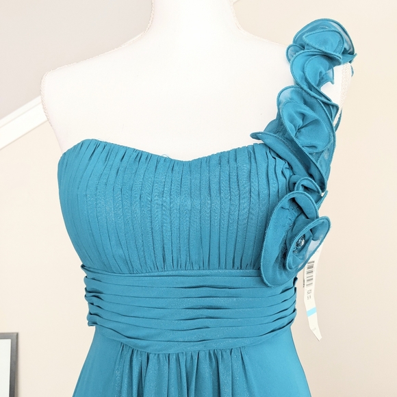 New Floor Length Formal Dress. One shoulder. - Picture 6 of 9